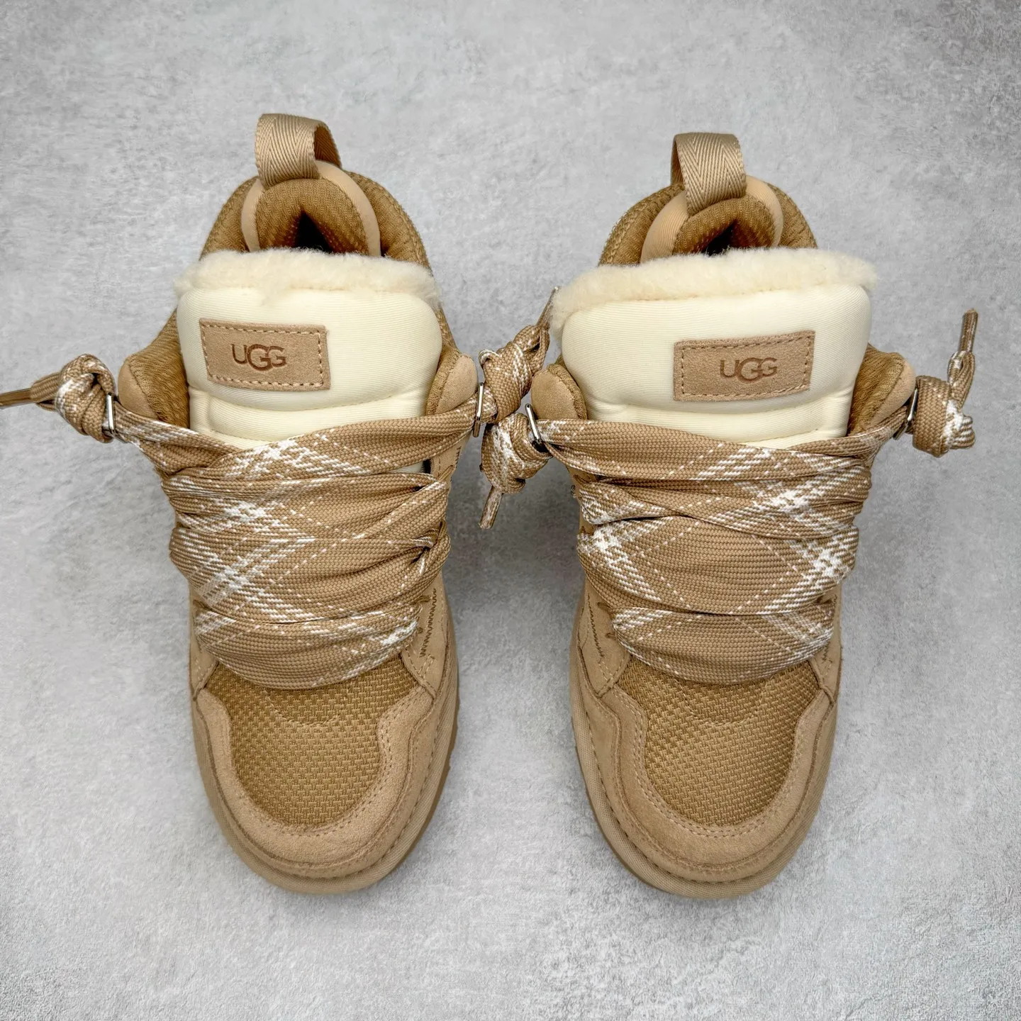 Pick up locally💰640 UGG 4032 Meyer autumn and winter sheepskin and fur integrated snow boots. All shoes are made of ZP from the same factory. Longfeng A-grade Australian imported sheepskin and fur integrated. Men's and women's boots brand OEM production line fully follows the ZP process. OEM original pattern maker adheres to the principle of no original shoes and no development selection. Pay attention to every detail. The most authentic version on the market TREADLITE "Light Wing" technology outsole Lightweight/durable/flexible/pile size: 35 36 37 38 39 40 41 42 43 44 45 Coding: by3936030